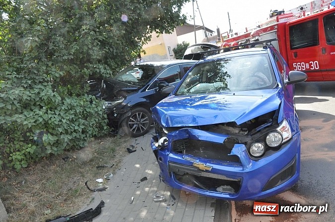 Zdjęcie w galerii na portalu naszraciborz.pl: Zderzenie toyoty i chevroleta w Brzeziu. Pasażerka avensis trafiła do szpitala wiadomości z regionu