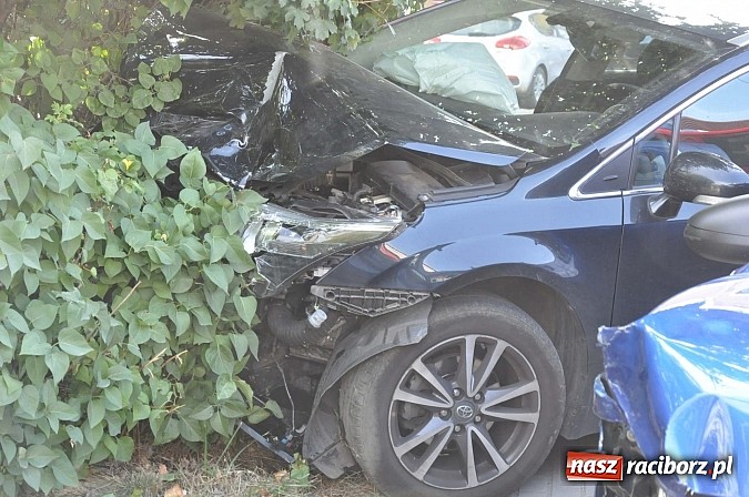 Zdjęcie w galerii na portalu naszraciborz.pl: Zderzenie toyoty i chevroleta w Brzeziu. Pasażerka avensis trafiła do szpitala wiadomości z regionu