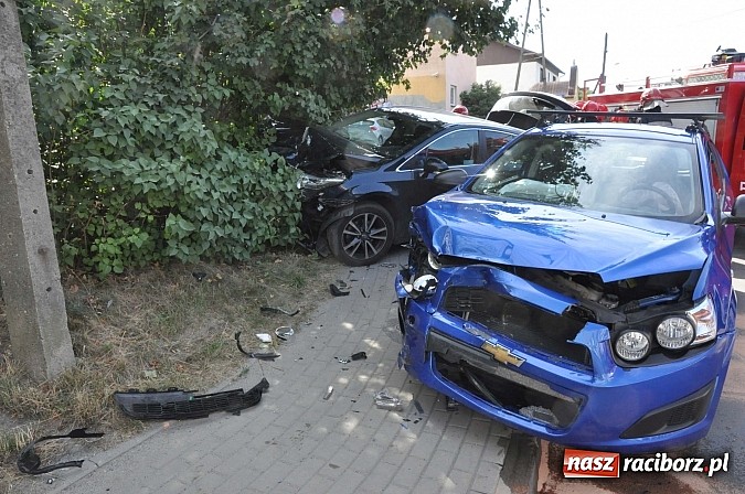 Zdjęcie w galerii na portalu naszraciborz.pl: Zderzenie toyoty i chevroleta w Brzeziu. Pasażerka avensis trafiła do szpitala wiadomości z regionu
