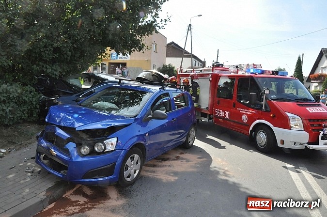 Zdjęcie w galerii na portalu naszraciborz.pl: Zderzenie toyoty i chevroleta w Brzeziu. Pasażerka avensis trafiła do szpitala wiadomości z regionu