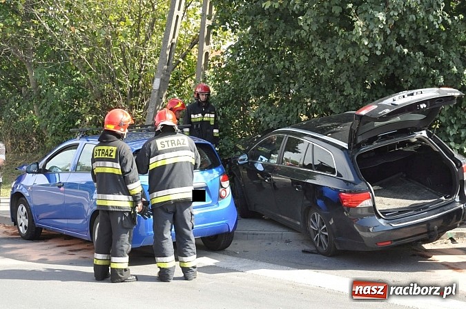 Zdjęcie w galerii na portalu naszraciborz.pl: Zderzenie toyoty i chevroleta w Brzeziu. Pasażerka avensis trafiła do szpitala wiadomości z regionu