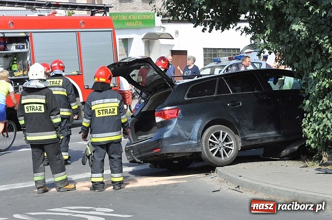 Zdjęcie w galerii na portalu naszraciborz.pl: Zderzenie toyoty i chevroleta w Brzeziu. Pasażerka avensis trafiła do szpitala wiadomości z regionu