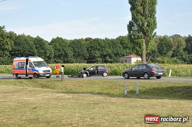 Zdjęcie w galerii na portalu naszraciborz.pl: Zderzenie BMW i opla w Rzuchowie. Dwie osoby z BMW ranne wiadomości z regionu