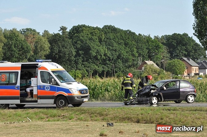 Zdjęcie w galerii na portalu naszraciborz.pl: Zderzenie BMW i opla w Rzuchowie. Dwie osoby z BMW ranne wiadomości z regionu