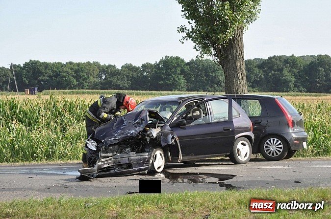 Zdjęcie w galerii na portalu naszraciborz.pl: Zderzenie BMW i opla w Rzuchowie. Dwie osoby z BMW ranne wiadomości z regionu