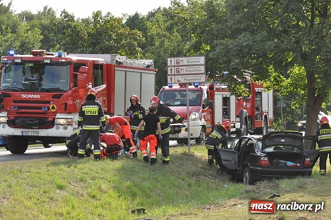 Zdjęcie w galerii na portalu naszraciborz.pl: Zderzenie BMW i opla w Rzuchowie. Dwie osoby z BMW ranne wiadomości z regionu