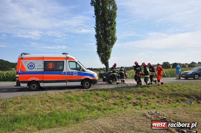 Zdjęcie w galerii na portalu naszraciborz.pl: Zderzenie BMW i opla w Rzuchowie. Dwie osoby z BMW ranne wiadomości z regionu