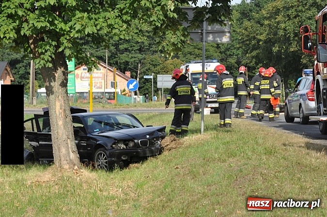 Zdjęcie w galerii na portalu naszraciborz.pl: Zderzenie BMW i opla w Rzuchowie. Dwie osoby z BMW ranne wiadomości z regionu