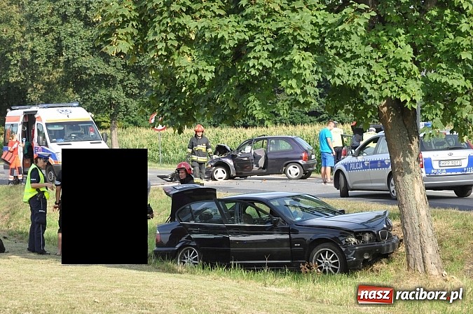 Zdjęcie w galerii na portalu naszraciborz.pl: Zderzenie BMW i opla w Rzuchowie. Dwie osoby z BMW ranne wiadomości z regionu