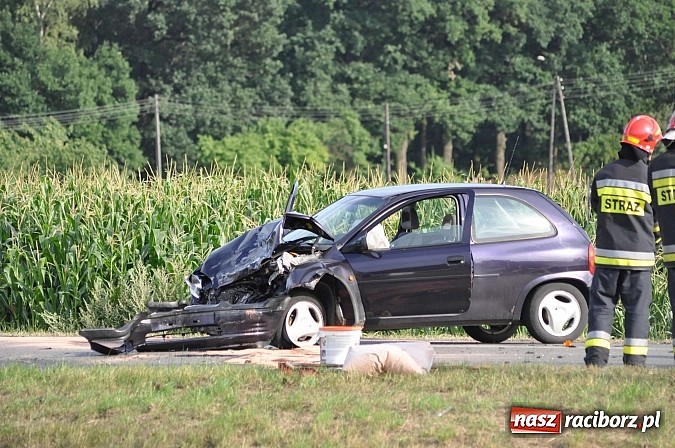 Zdjęcie w galerii na portalu naszraciborz.pl: Zderzenie BMW i opla w Rzuchowie. Dwie osoby z BMW ranne wiadomości z regionu
