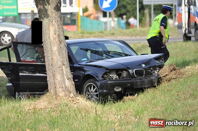 Zdjęcie w galerii na portalu naszraciborz.pl: Zderzenie BMW i opla w Rzuchowie. Dwie osoby z BMW ranne wiadomości z regionu