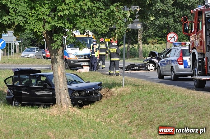 Zdjęcie w galerii na portalu naszraciborz.pl: Zderzenie BMW i opla w Rzuchowie. Dwie osoby z BMW ranne wiadomości z regionu