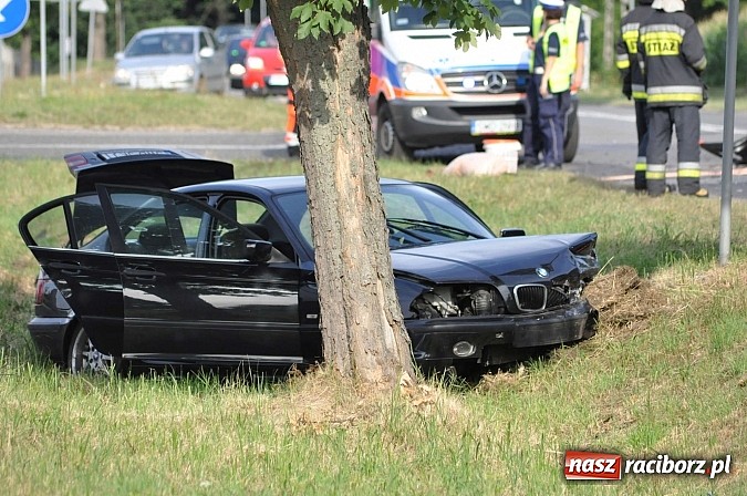 Zdjęcie w galerii na portalu naszraciborz.pl: Zderzenie BMW i opla w Rzuchowie. Dwie osoby z BMW ranne wiadomości z regionu