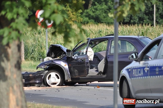 Zdjęcie w galerii na portalu naszraciborz.pl: Zderzenie BMW i opla w Rzuchowie. Dwie osoby z BMW ranne wiadomości z regionu