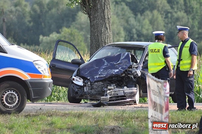 Zdjęcie w galerii na portalu naszraciborz.pl: Zderzenie BMW i opla w Rzuchowie. Dwie osoby z BMW ranne wiadomości z regionu