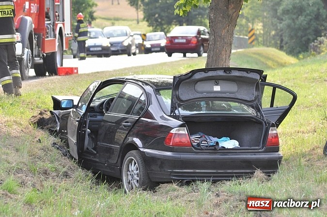Zdjęcie w galerii na portalu naszraciborz.pl: Zderzenie BMW i opla w Rzuchowie. Dwie osoby z BMW ranne wiadomości z regionu