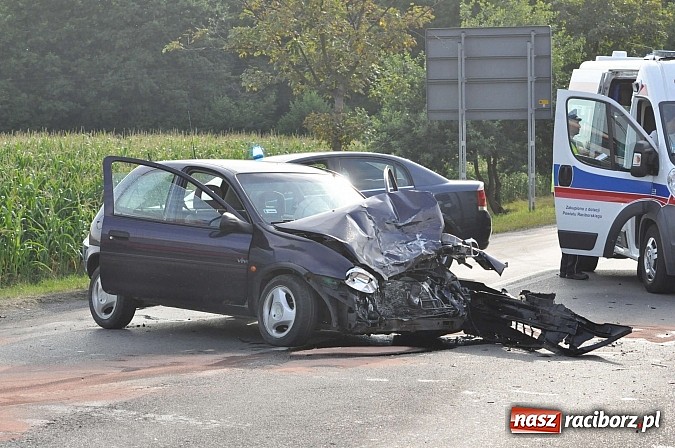 Zdjęcie w galerii na portalu naszraciborz.pl: Zderzenie BMW i opla w Rzuchowie. Dwie osoby z BMW ranne wiadomości z regionu