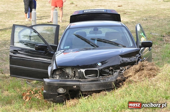 Zdjęcie w galerii na portalu naszraciborz.pl: Zderzenie BMW i opla w Rzuchowie. Dwie osoby z BMW ranne wiadomości z regionu