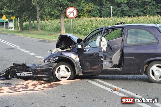 Zdjęcie w galerii na portalu naszraciborz.pl: Zderzenie BMW i opla w Rzuchowie. Dwie osoby z BMW ranne wiadomości z regionu