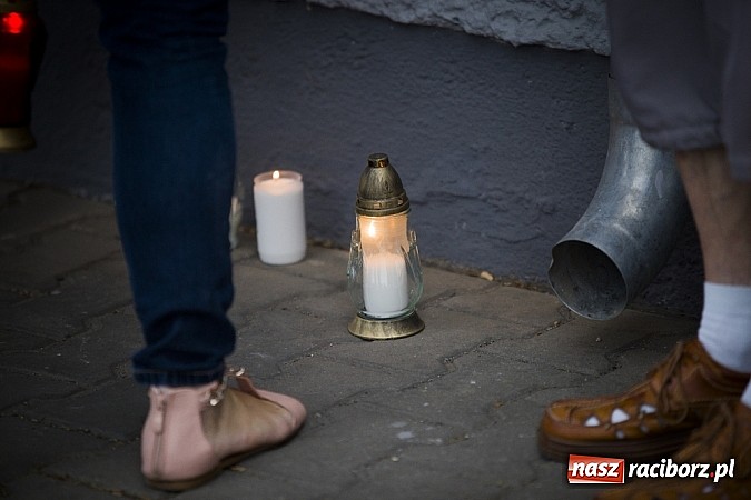 Zdjęcie w galerii na portalu naszraciborz.pl: Milczący protest raciborzan pod mleczarnią wiadomości z regionu