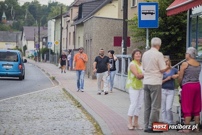 Zdjęcie w galerii na portalu naszraciborz.pl: Milczący protest raciborzan pod mleczarnią wiadomości z regionu