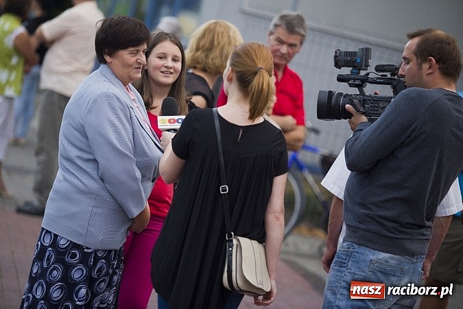 Zdjęcie w galerii na portalu naszraciborz.pl: Milczący protest raciborzan pod mleczarnią wiadomości z regionu