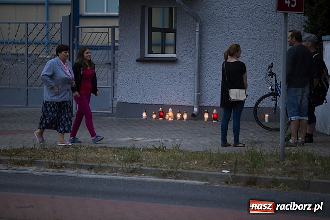 Zdjęcie w galerii na portalu naszraciborz.pl: Milczący protest raciborzan pod mleczarnią wiadomości z regionu