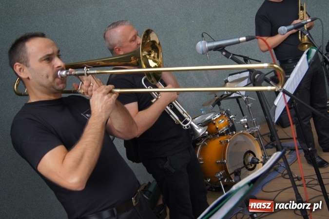 Zdjęcie w galerii na portalu naszraciborz.pl: Fantastyczny Kurcbend zagrał w Parku Roth  wiadomości z regionu