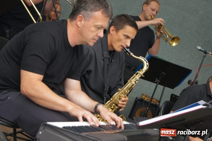 Zdjęcie w galerii na portalu naszraciborz.pl: Fantastyczny Kurcbend zagrał w Parku Roth  wiadomości z regionu