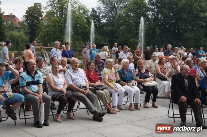 Zdjęcie w galerii na portalu naszraciborz.pl: Fantastyczny Kurcbend zagrał w Parku Roth  wiadomości z regionu