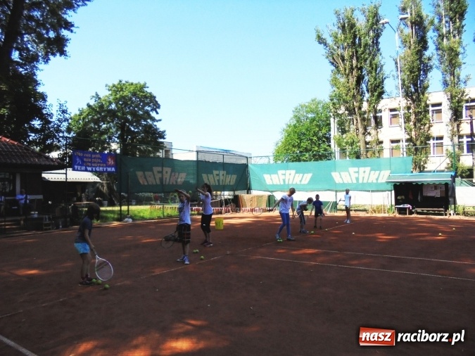 Zdjęcie w galerii na portalu naszraciborz.pl: Pierwsze kroki tenisowe na korcie RAFAKO SA wiadomości z regionu