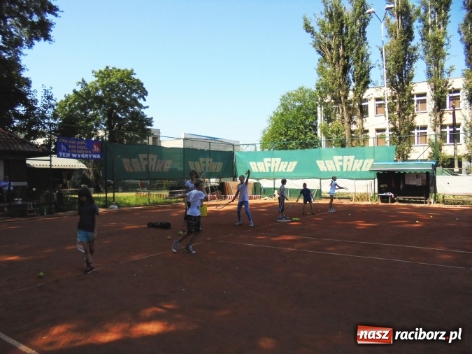 Zdjęcie w galerii na portalu naszraciborz.pl: Pierwsze kroki tenisowe na korcie RAFAKO SA wiadomości z regionu
