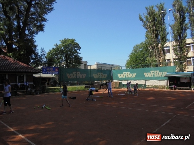 Zdjęcie w galerii na portalu naszraciborz.pl: Pierwsze kroki tenisowe na korcie RAFAKO SA wiadomości z regionu