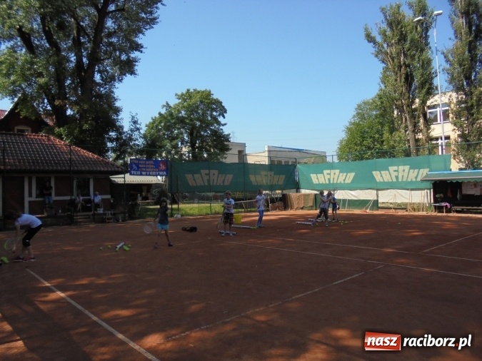 Zdjęcie w galerii na portalu naszraciborz.pl: Pierwsze kroki tenisowe na korcie RAFAKO SA wiadomości z regionu
