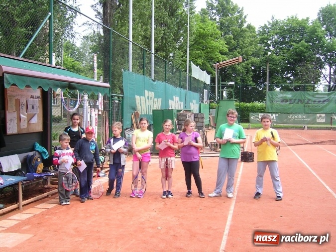 Zdjęcie w galerii na portalu naszraciborz.pl: Pierwsze kroki tenisowe na korcie RAFAKO SA wiadomości z regionu