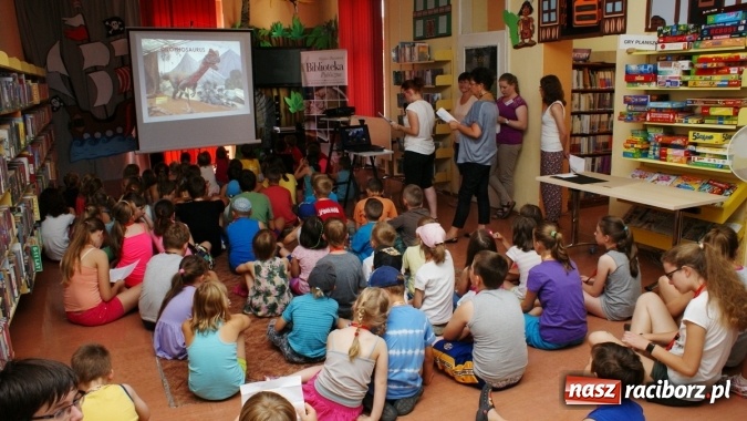Zdjęcie w galerii na portalu naszraciborz.pl: Lato z Biblioteką w świecie dinozaurów wiadomości z regionu