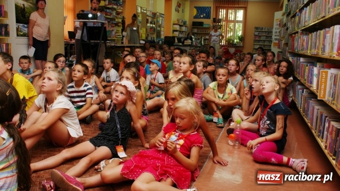 Zdjęcie w galerii na portalu naszraciborz.pl: Lato z Biblioteką w świecie dinozaurów wiadomości z regionu
