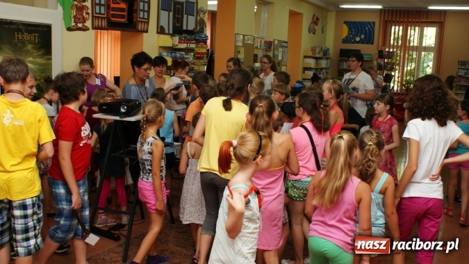 Zdjęcie w galerii na portalu naszraciborz.pl: Lato z Biblioteką w świecie dinozaurów wiadomości z regionu