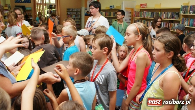 Zdjęcie w galerii na portalu naszraciborz.pl: Lato z Biblioteką w świecie dinozaurów wiadomości z regionu
