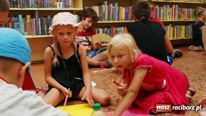 Zdjęcie w galerii na portalu naszraciborz.pl: Lato z Biblioteką w świecie dinozaurów wiadomości z regionu