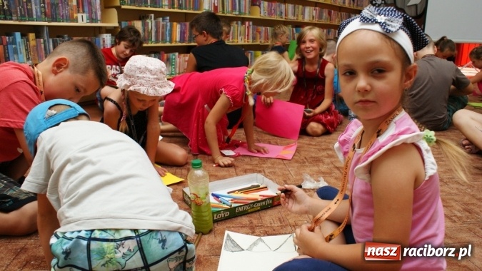 Zdjęcie w galerii na portalu naszraciborz.pl: Lato z Biblioteką w świecie dinozaurów wiadomości z regionu