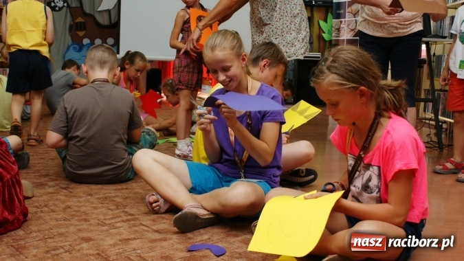 Zdjęcie w galerii na portalu naszraciborz.pl: Lato z Biblioteką w świecie dinozaurów wiadomości z regionu