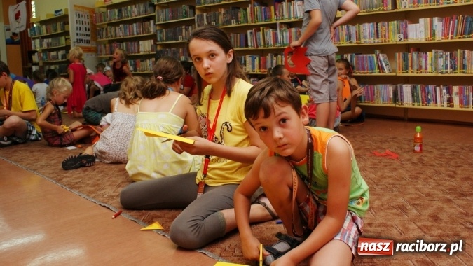 Zdjęcie w galerii na portalu naszraciborz.pl: Lato z Biblioteką w świecie dinozaurów wiadomości z regionu