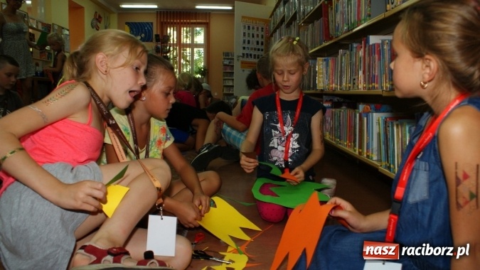 Zdjęcie w galerii na portalu naszraciborz.pl: Lato z Biblioteką w świecie dinozaurów wiadomości z regionu