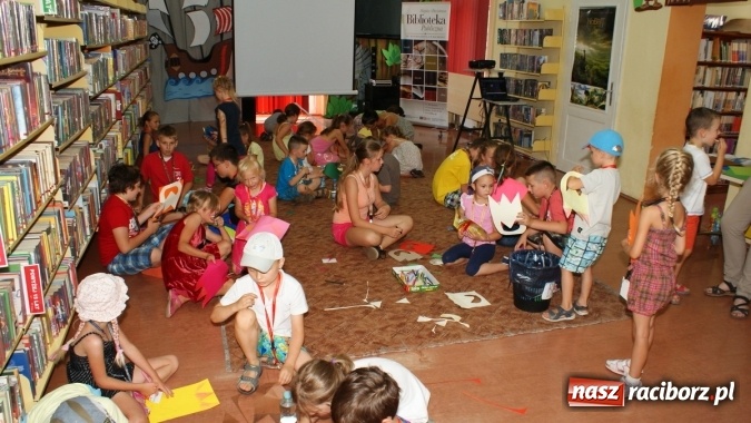 Zdjęcie w galerii na portalu naszraciborz.pl: Lato z Biblioteką w świecie dinozaurów wiadomości z regionu