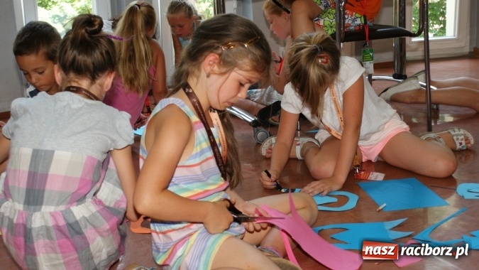 Zdjęcie w galerii na portalu naszraciborz.pl: Lato z Biblioteką w świecie dinozaurów wiadomości z regionu
