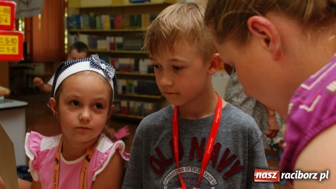 Zdjęcie w galerii na portalu naszraciborz.pl: Lato z Biblioteką w świecie dinozaurów wiadomości z regionu