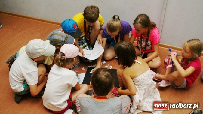 Zdjęcie w galerii na portalu naszraciborz.pl: Lato z Biblioteką w świecie dinozaurów wiadomości z regionu