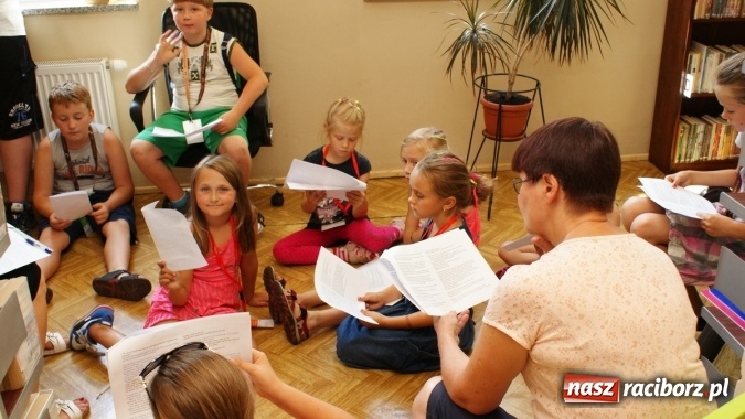 Zdjęcie w galerii na portalu naszraciborz.pl: Lato z Biblioteką w świecie dinozaurów wiadomości z regionu