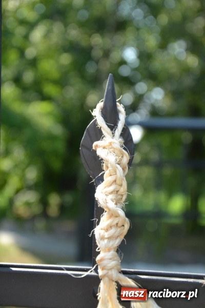 Zdjęcie w galerii na portalu naszraciborz.pl: Kolorowe węzełki i bransoletki, czyli zajęcia z makramy na zamku wiadomości z regionu